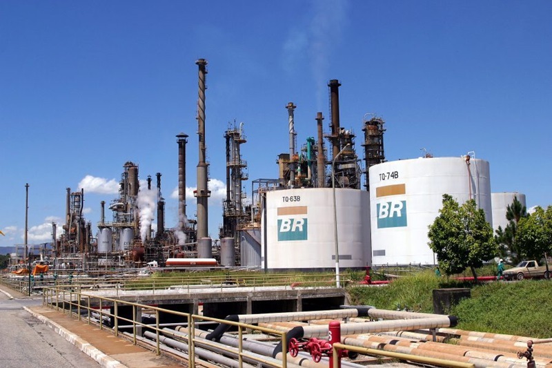 Petrobras reduz em 2% preço da gasolina nas refinarias