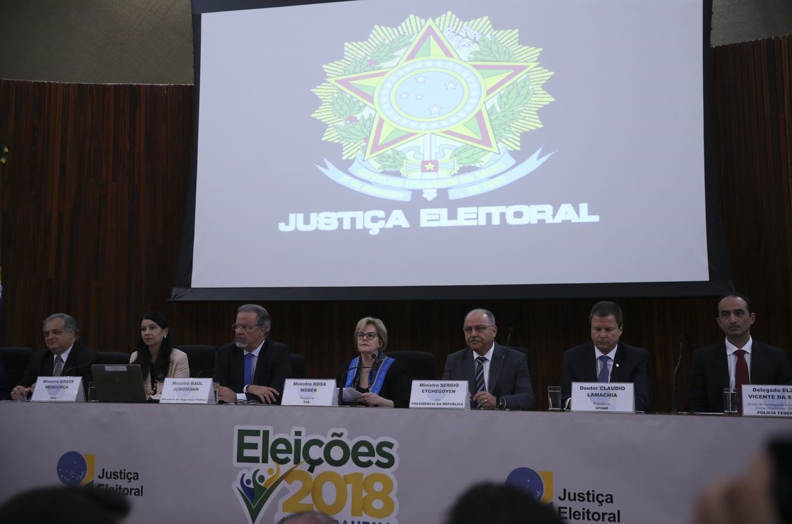 Ministra rebate Eduardo Bolsonaro e diz que instituições são sólidas