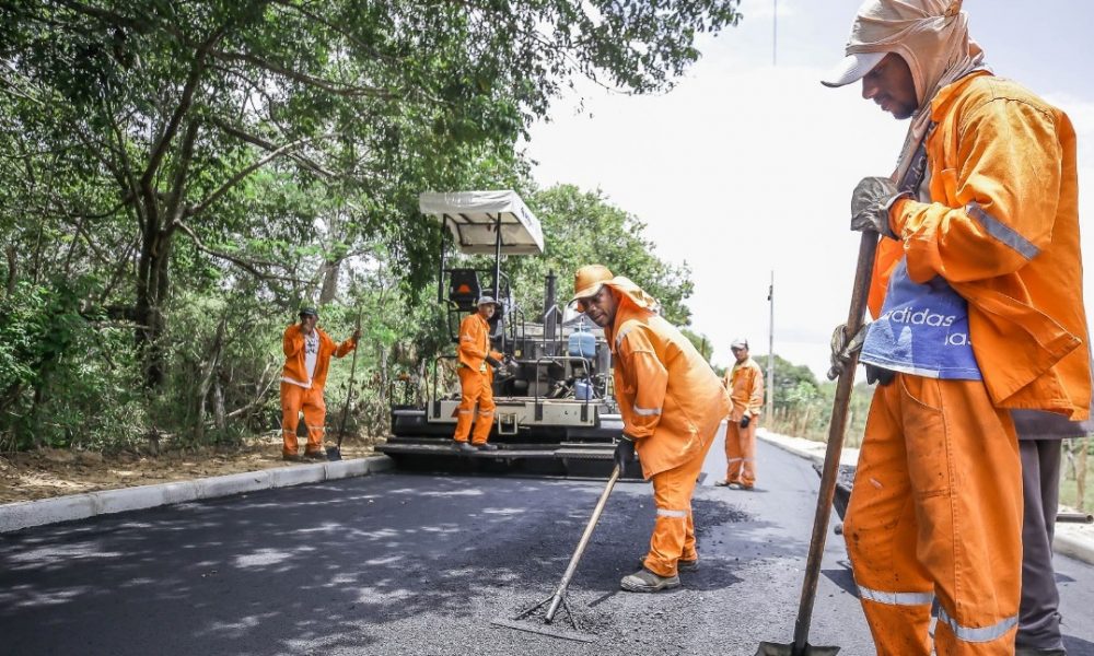 Camaçari: Governo asfalta ligação entre Parafuso e Parque Verde II