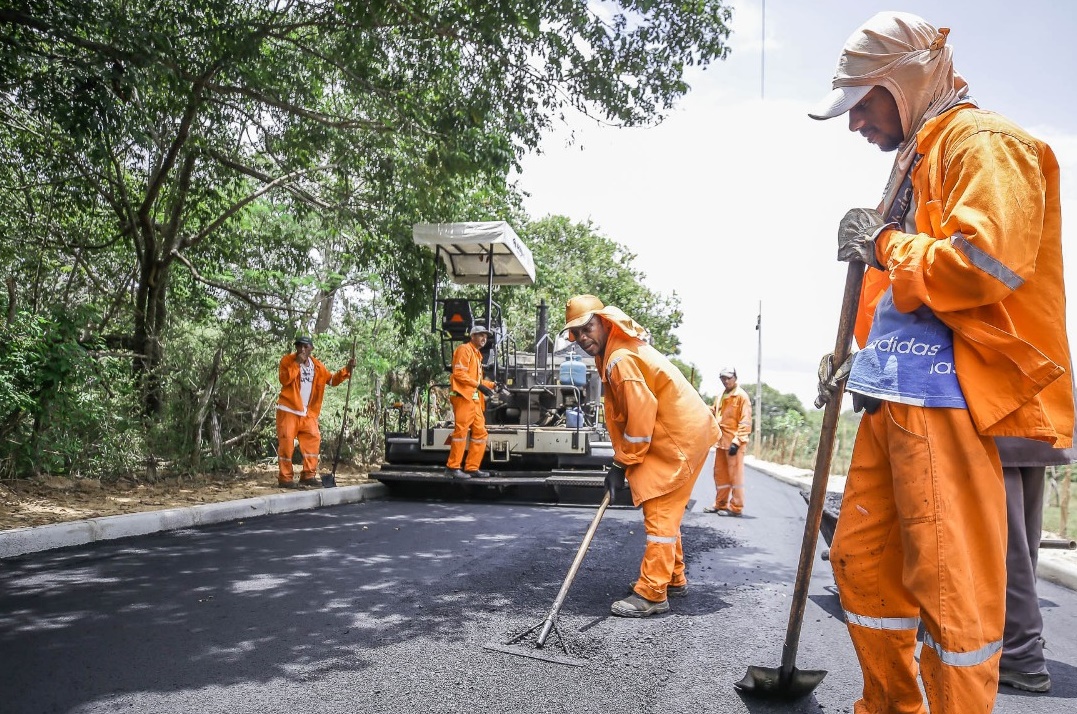 Camaçari: Governo asfalta ligação entre Parafuso e Parque Verde II