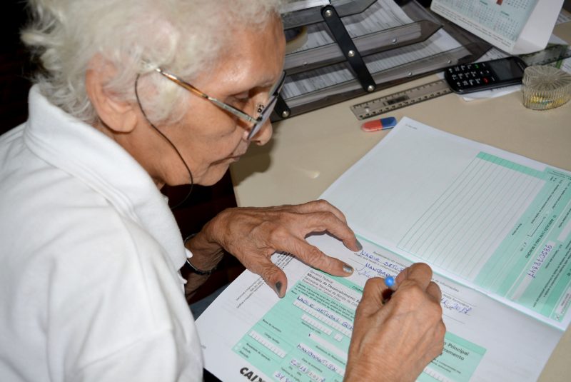 Mais de 1 milhão de idosos ainda não fizeram inscrição do Cadastro Único