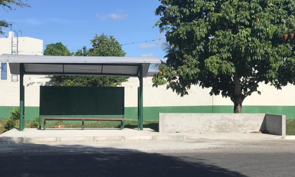 Após cobrança de Adalto, governo fixa ponto de ônibus no Mangueiral