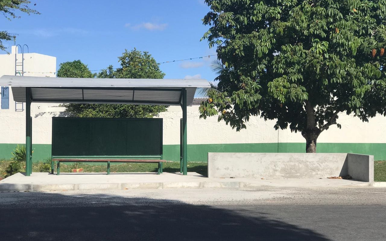 Após cobrança de Adalto, governo fixa ponto de ônibus no Mangueiral