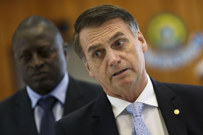 Bolsonaro afirma que R$ 200 milhões serão liberados para turismo de locais atingidos pelo óleo