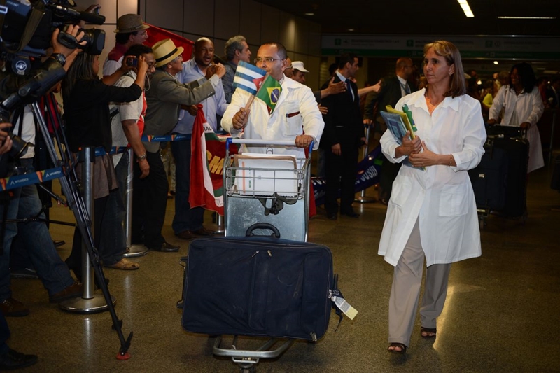 Saída de cubanos do Mais Médicos pode deixar 28 milhões de brasileiros sem assistência