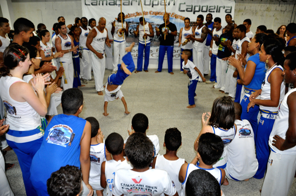 Intercâmbio: evento reúne mestres de capoeira de Camaçari e da Califórnia em Vila de Abrantes