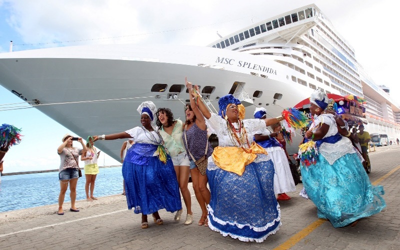 Seis milhões de turistas devem gastar R$ 6 bi no verão da Bahia