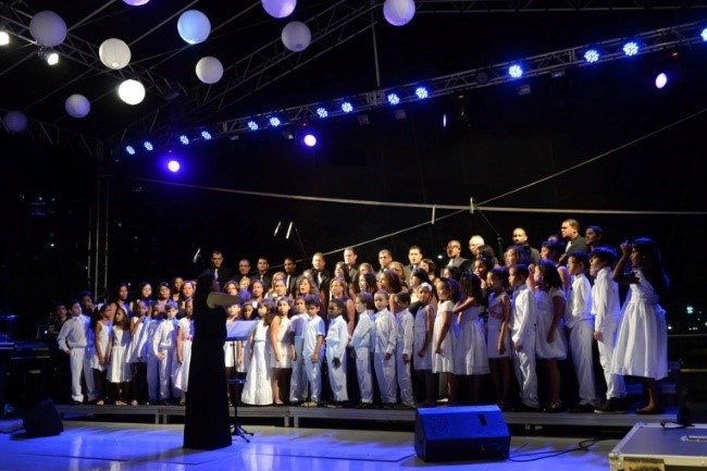 Coral infantil com 300 vozes anima Musical de Natal no Imbuí
