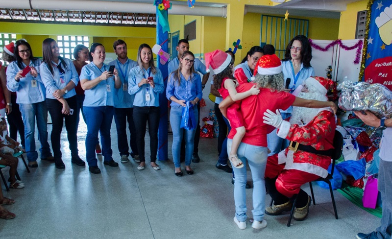 Dias d’Ávila: crianças da Creche São Francisco de Assis recebem doações da Ford