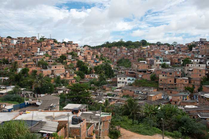 Bahia: pesquisa do IBGE revela que 4 em cada 10 pessoas estão abaixo da linha da pobreza no estado