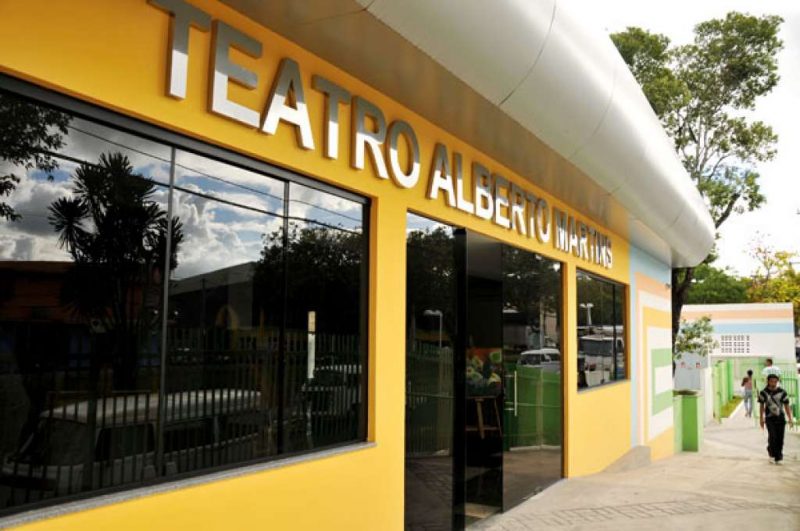 Turma de teatro do Alberto Martins apresenta cordel inspirado no Flautista Hamelin