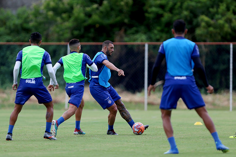 Bahia faz treino tático com a participação de Fernandão; Gilberto fala sobre possível dupla de ataque