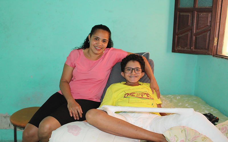 Família realiza vaquinha para tratamento de adolescente com ossos de vidro