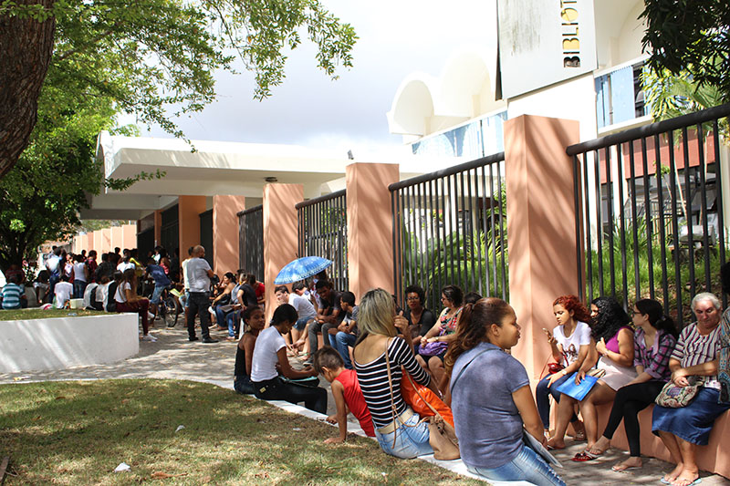 No penúltimo dia de matrículas, longas filas continuam na porta de colégios estaduais em Camaçari