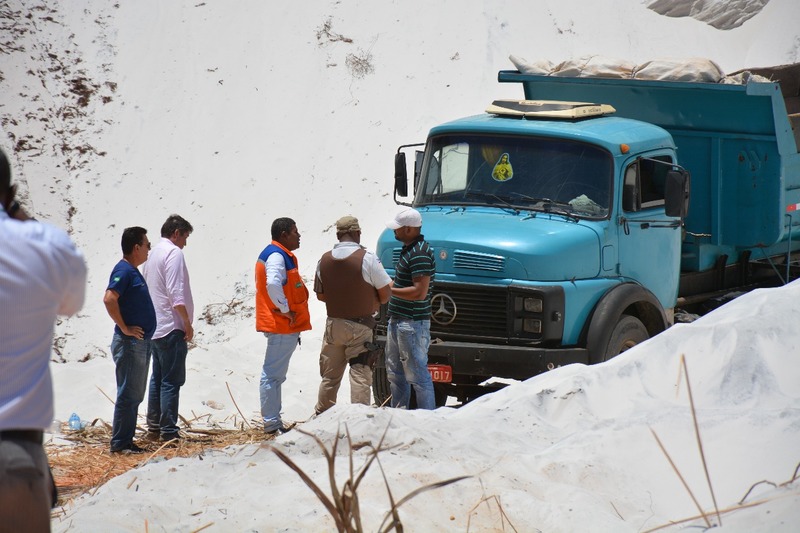 Camaçari: após denúncia, gestores flagram extração de areia nas dunas de Jauá