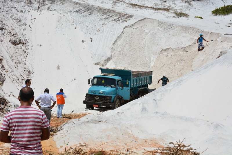 Camaçari: após denúncia, gestores flagram extração de areia nas dunas de Jauá