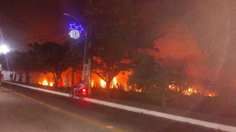 Incêndio de grandes proporções destrói vegetação em Jauá