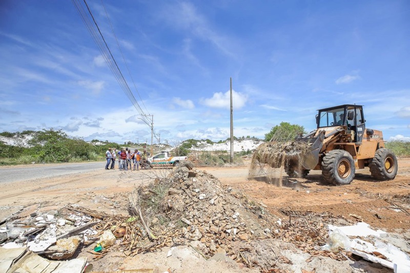 Tráfego de caçambas é proibido em via de Jauá para impedir extração de areia e descarte irregular de lixo