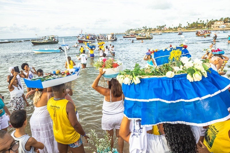 Devotos de Iemanjá homenageiam rainha do mar na orla Camaçari