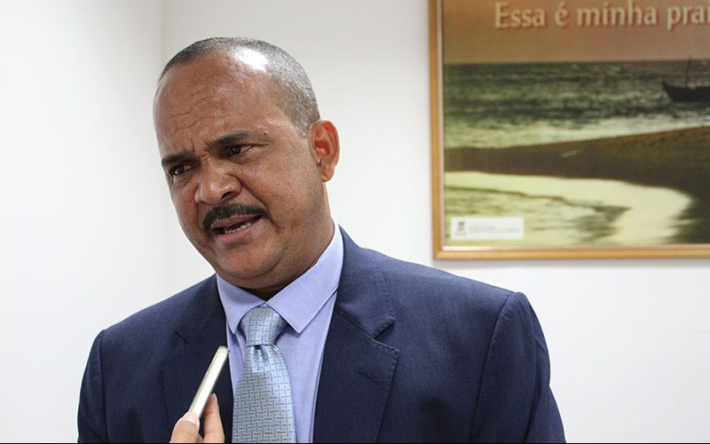 TCM multa Elinaldo por irregularidade em processo de contratação de empresa