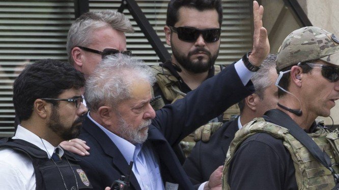 Lula volta para carceragem em Curitiba após cremação do corpo do neto