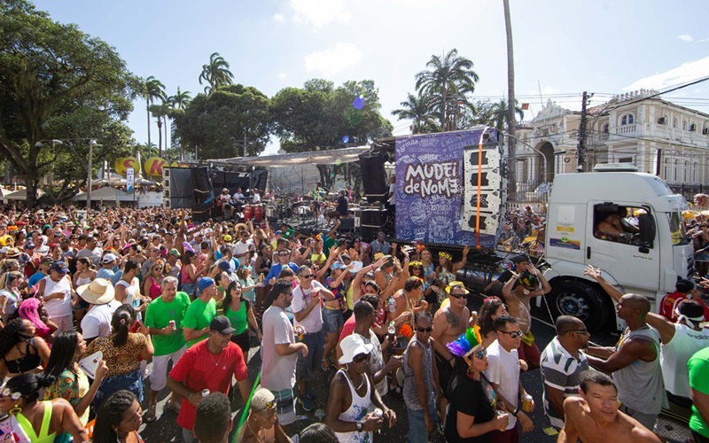 Movimento musical MUDEIdeNOME arrasta multidão no circuito Osmar em Salvador
