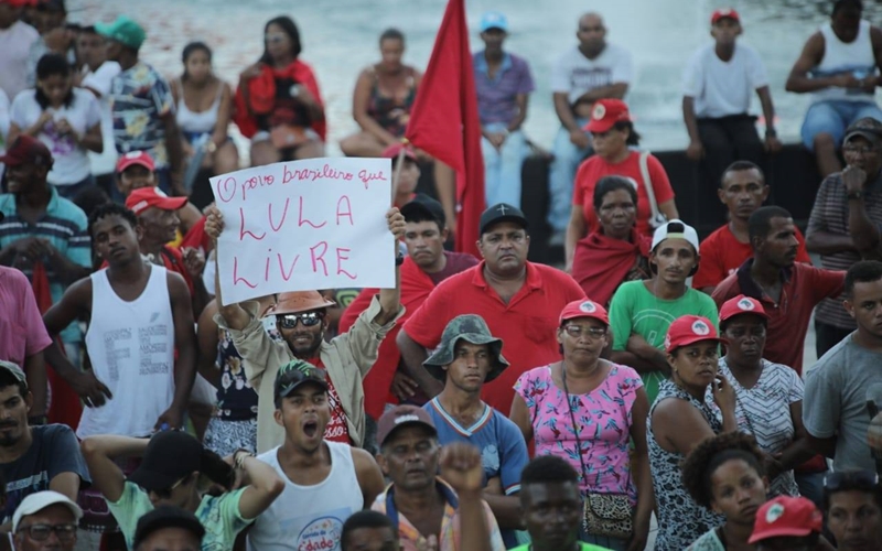 Em defesa de Lula, MST marcha de Camaçari a Salvador