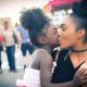 A afetuosa mania de beijar: psicóloga destaca as vivências e historicidades que um beijo comporta