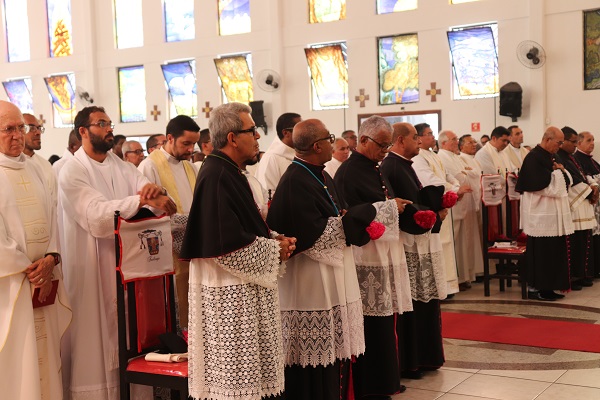 Missa da unidade reúne sacerdotes na Catedral São Thomaz de Cantuária