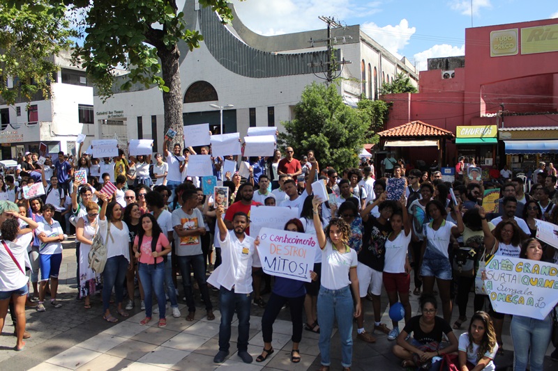 Camaçari: com sarau cultural, estudantes manifestam contra cortes na educação