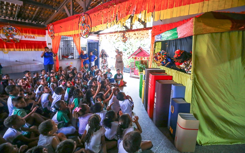 Circo de Só Ler encanta alunos de escolas públicas de Camaçari