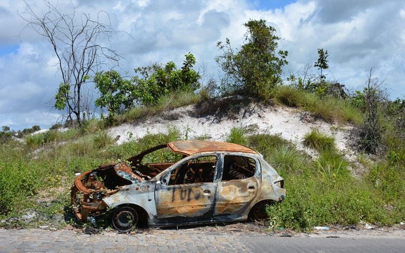 AVP alerta para carcaça de carro queimado nas dunas de Jauá