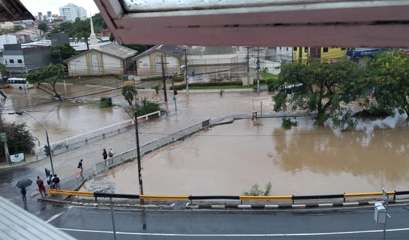 Rio Ipitanga transborda em Lauro de Freitas e ponte é interditada