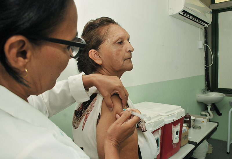 Inicialmente, vacinação contra gripe em Camaçari vai priorizar idosos; município recebeu apenas 1.500 doses