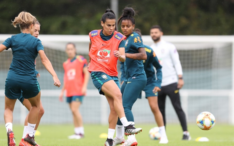 Seleção Feminina se prepara para confronto decisivo contra Itália nesta terça-feira