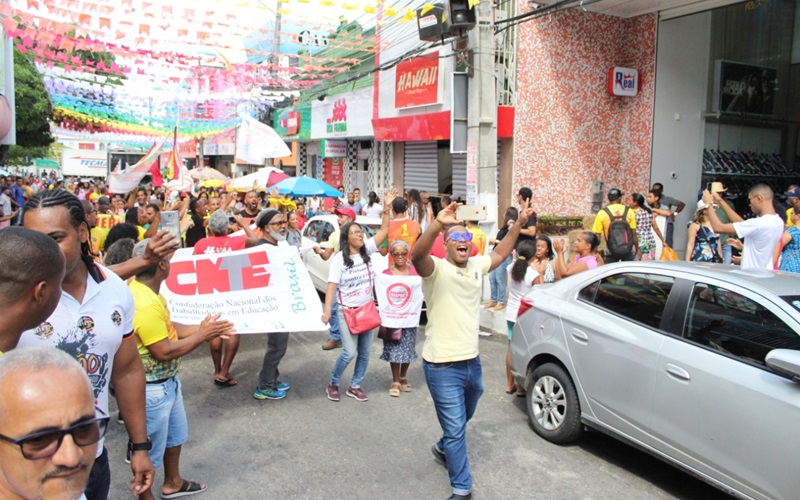 Contra a reforma da Previdência, trabalhadores vão às ruas e fecham comércio de Camaçari