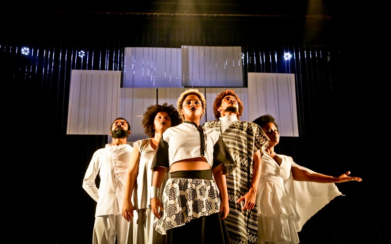 Companhia de Teatro da UFBA apresenta espetáculo Pele Negra, Máscaras Brancas no TCA