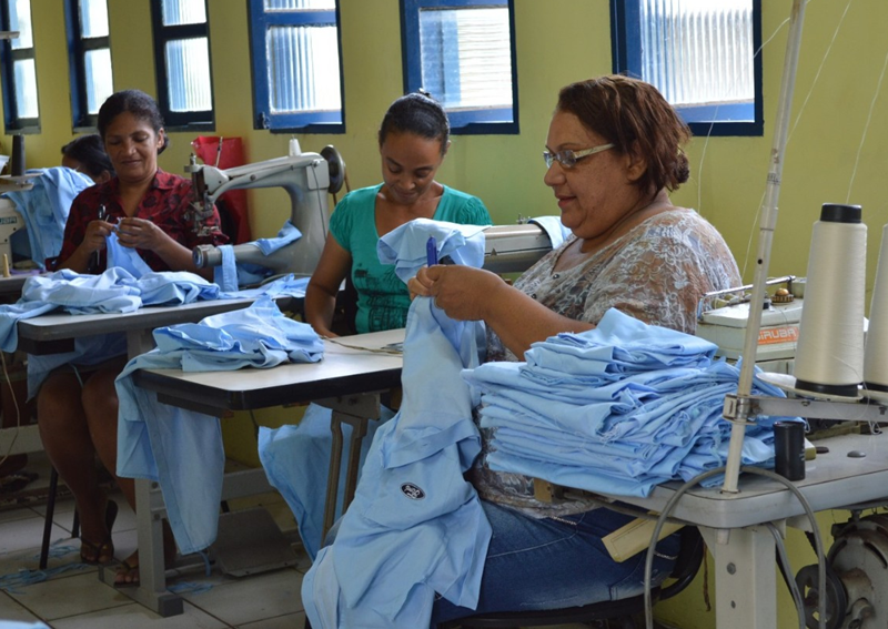 Ford promove curso de capacitação para costureiras de Camaçari junto com o Projeto Axé