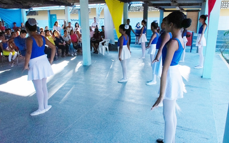 Após reforma, escola de ballet é reinaugurada em Dias d'Ávila