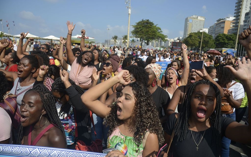 Mulheres negras marcham por direitos e contra o feminicídio