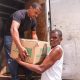 Camaçari: 68 profissionais de Arembepe recebem cesta básica do governo