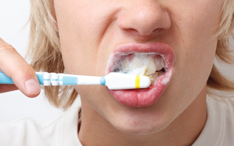 Atitude simples: cuidado ao escovar os dentes previne diversas doenças, afirma especialista