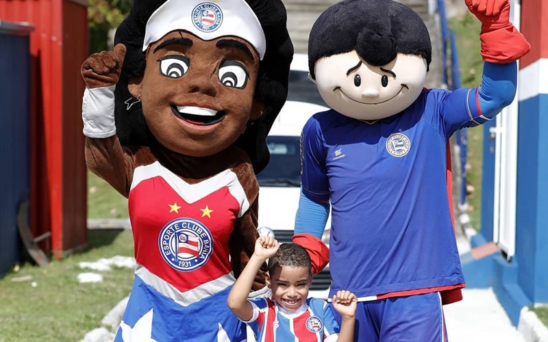 Com tricolíderes, ex-jogadores, mascotes do time e taças do clube, Bahia realiza ação social em Camaçari