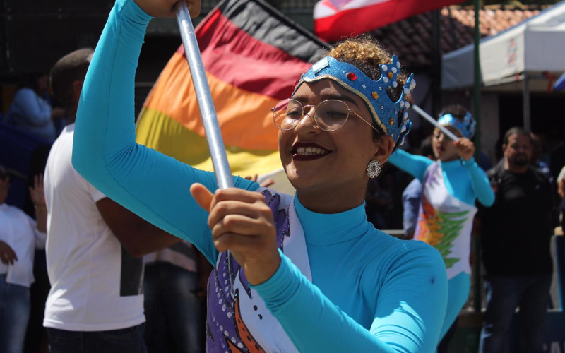 Alegria e música embalam desfile cívico de Monte Gordo