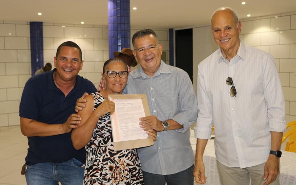 Governo do Estado entrega 155 escrituras gratuitas aos moradores da Piaçaveira em Camaçari