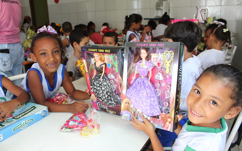 Solidariedade: funcionários da Continental entregam brinquedos em creche no Limoeiro