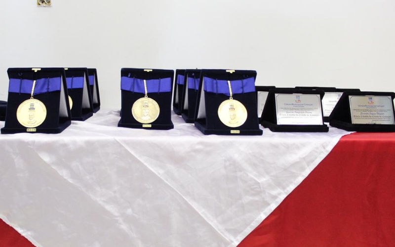 Em sessão especial, vereadores entregam títulos de cidadão camaçariense e medalhas