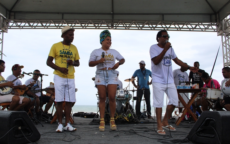 Lavagem de Jauá: música, praia e alegria marcam show do grupo Samba na Praça