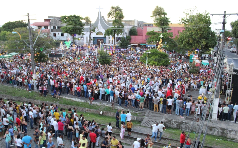 Camaçari: em procissão, milhares de fiéis celebram São Thomaz de Cantuária