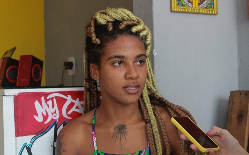 Artista camaçariense, Fernanda Caroline sofre com alagamentos e risco de desabamento em Parafuso